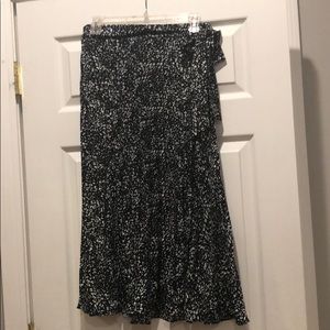 Flirty loose pleat black& white skirt with slit